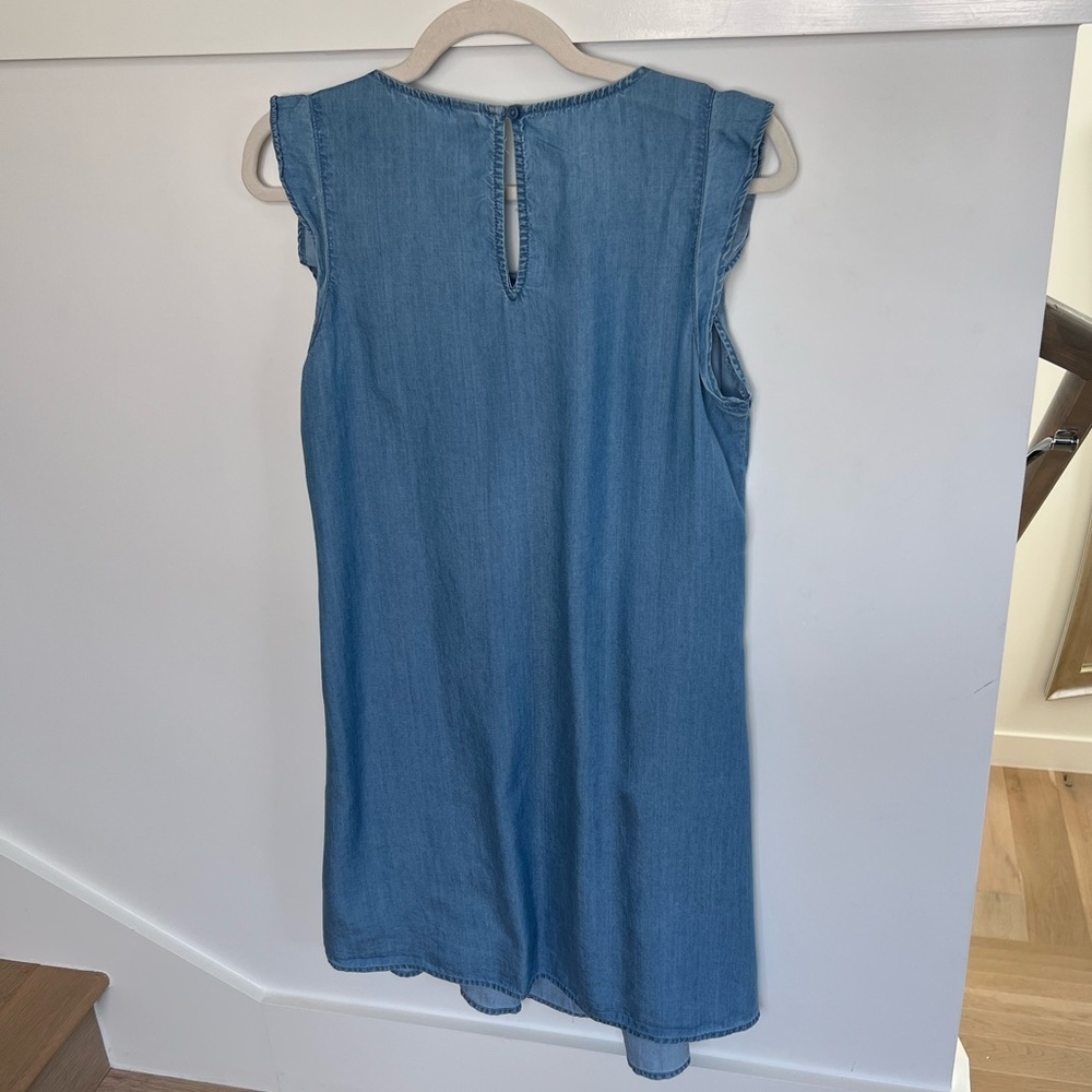 Old Navy Sleeveless Chambray Dress with Scoop Neck and Smocked Pleated Detail - Picture 5 of 8